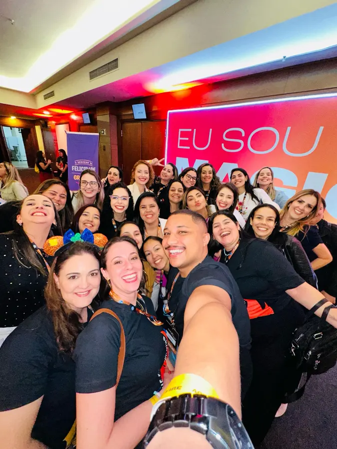 Alunos da comunidade reunidos em um evento da Academia