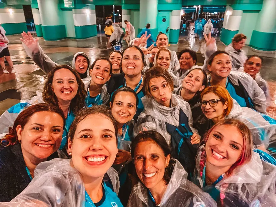 Turma de capas de chuva num parque em Orlando