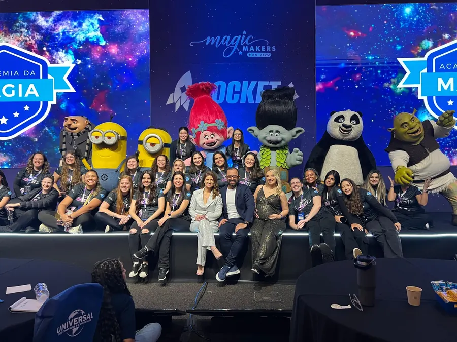 Turma e personagens no palco do Magic Makers Ao Vivo