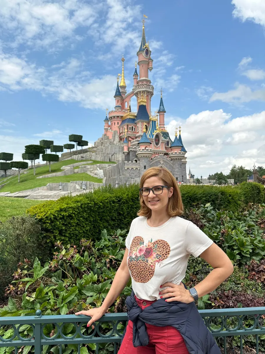 Carol Guerra em frente ao castelo da Disneyland Paris