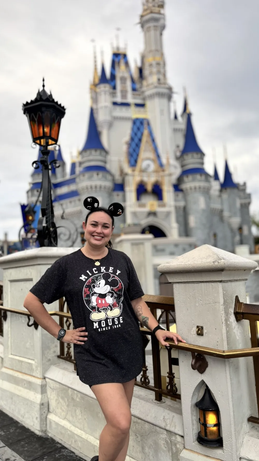 Priscila Vargas em frente ao castelo, em Orlando