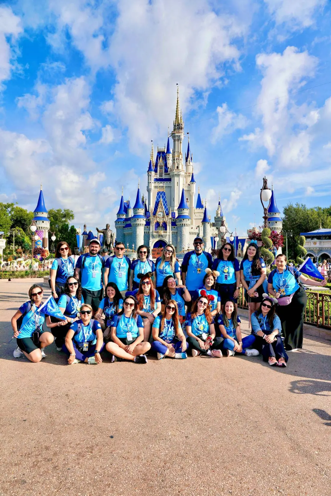 Turma da Academia da Magia com a Priscila Mior em frente ao castelo, em Orlando